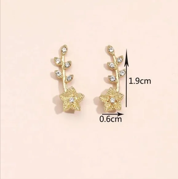 ✨️✨️NEW✨️✨️STUNNING!! FLOWER Ear Climber Earrings with Tiny CZ'S in GOLD Plating - Picture 4 of 14